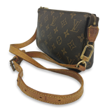 Monogram Canvas Pochette Accessoires m. crossbody rem taske fra brand: LOUIS VUITTON - We Do Vintage