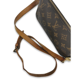 Monogram Canvas Pochette Accessoires m. crossbody rem taske fra brand: LOUIS VUITTON - We Do Vintage