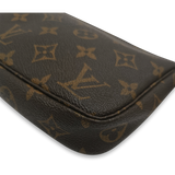 Monogram Canvas Pochette Accessoires m. crossbody rem taske fra brand: LOUIS VUITTON - We Do Vintage