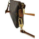 Monogram Canvas Pochette Accessoires m. crossbody rem taske fra brand: LOUIS VUITTON - We Do Vintage