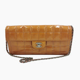 Orange patent east west chocolate bar taske fra brand: CHANEL - We Do Vintage