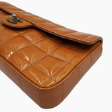 Orange patent east west chocolate bar taske fra brand: CHANEL - We Do Vintage