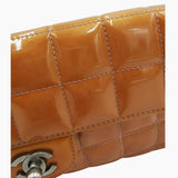 Orange patent east west chocolate bar taske fra brand: CHANEL - We Do Vintage