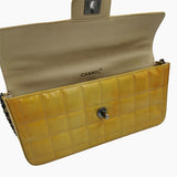 Gul patent east west chocolate bar taske fra brand: CHANEL - We Do Vintage