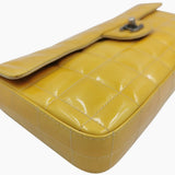Gul patent east west chocolate bar taske fra brand: CHANEL - We Do Vintage