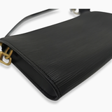 Sort Epi læder Pochette Accessoires taske fra brand: LOUIS VUITTON - We Do Vintage