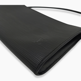 Sort Epi læder Pochette Accessoires taske fra brand: LOUIS VUITTON - We Do Vintage