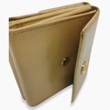 Beige compact wallet taske fra brand: CHANEL - We Do Vintage
