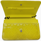 Gul velour WOC taske fra brand: CHANEL - We Do Vintage