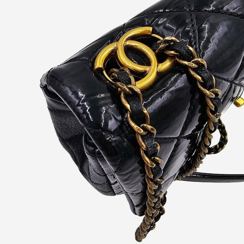 Sjælden SMALL PATENT GOATSKIN CC EYELET FLAP