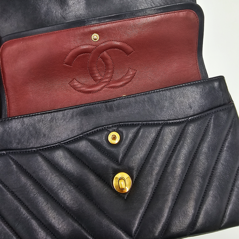 RARE CHEVRON NAVY MEDIUM CLASSIC DOUBLE FLAP