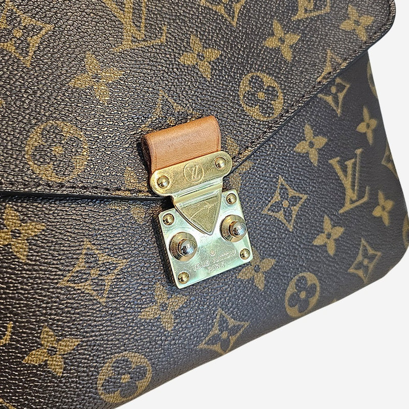 Monogram Canvas Pochette metis