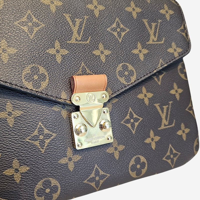 Monogram Canvas Pochette metis
