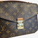 Monogram Canvas Pochette metis