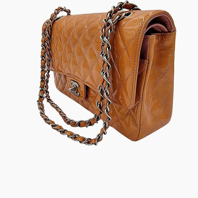 ORANGE PATENT CLASSIC FLAP MEDIUM taske fra brand: CHANEL - We Do Vintage