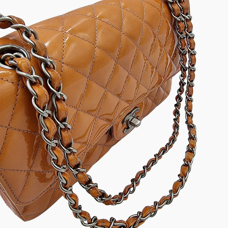 ORANGE PATENT CLASSIC FLAP MEDIUM taske fra brand: CHANEL - We Do Vintage