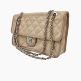 Beige caviar single flap bag taske fra brand: CHANEL - We Do Vintage