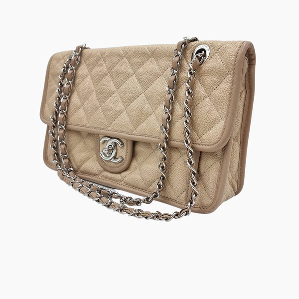 Beige caviar single flap bag taske fra brand: CHANEL - We Do Vintage