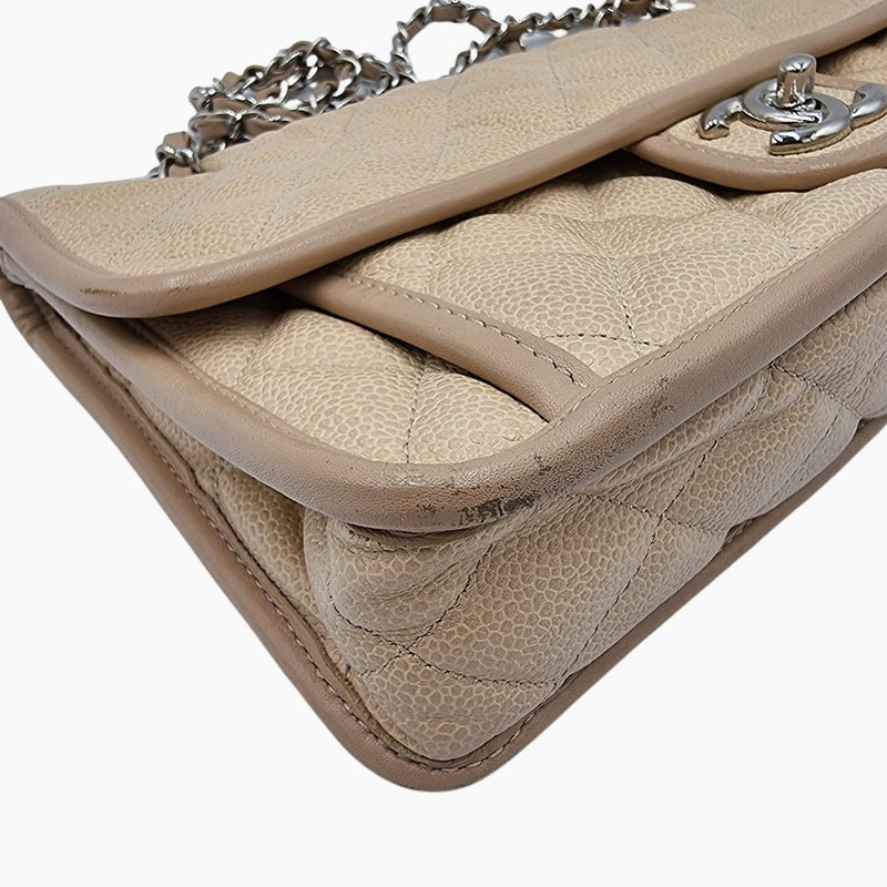 Beige caviar single flap bag taske fra brand: CHANEL - We Do Vintage