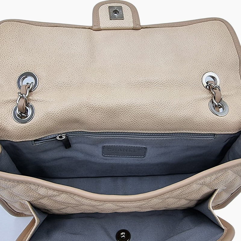 Beige caviar single flap bag taske fra brand: CHANEL - We Do Vintage