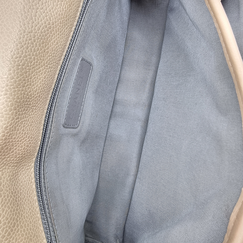 Beige caviar single flap bag taske fra brand: CHANEL - We Do Vintage