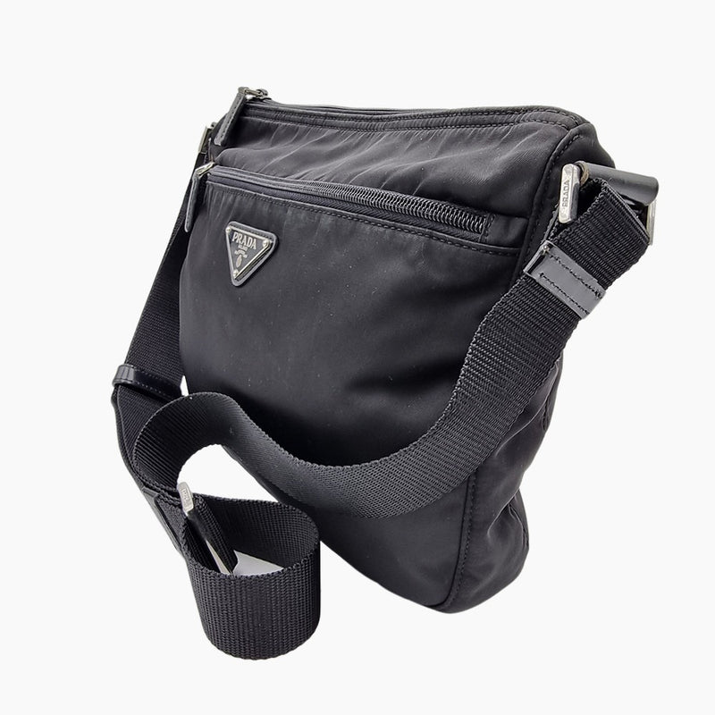 SORT NYLON CROSSBODY taske fra brand: PRADA - We Do Vintage
