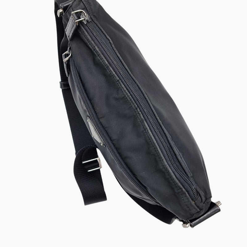 SORT NYLON CROSSBODY taske fra brand: PRADA - We Do Vintage