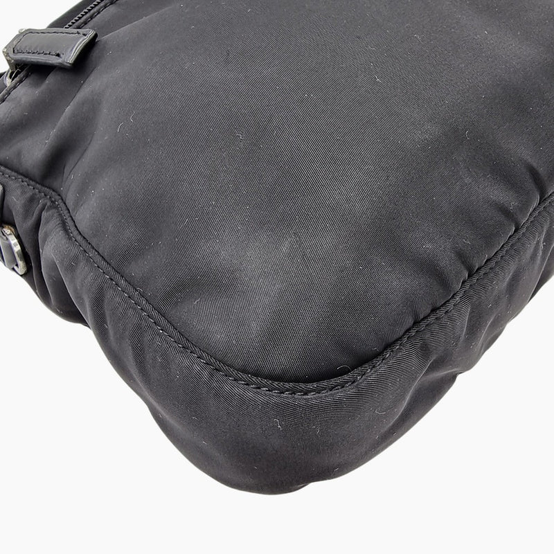 SORT NYLON CROSSBODY taske fra brand: PRADA - We Do Vintage