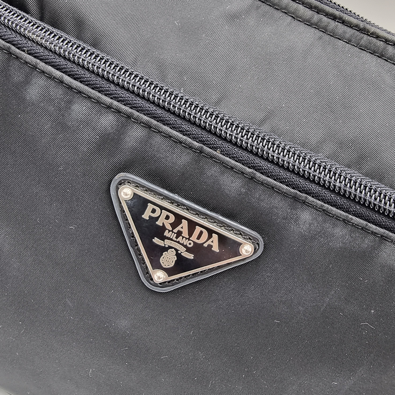 SORT NYLON CROSSBODY taske fra brand: PRADA - We Do Vintage