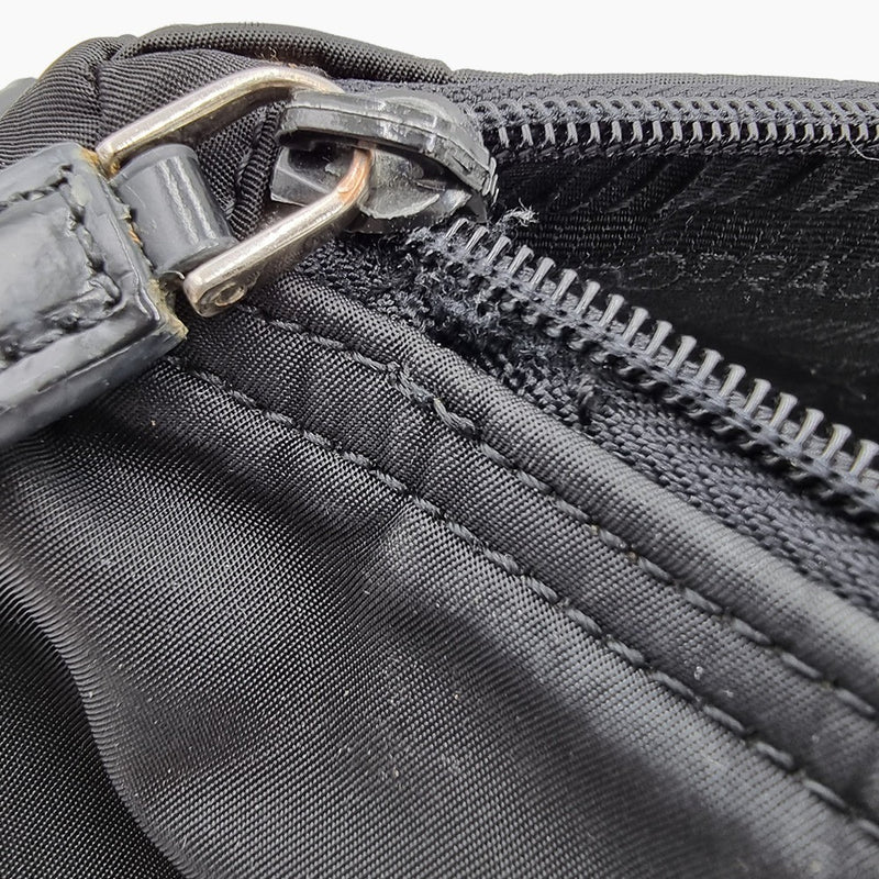 SORT NYLON CROSSBODY taske fra brand: PRADA - We Do Vintage