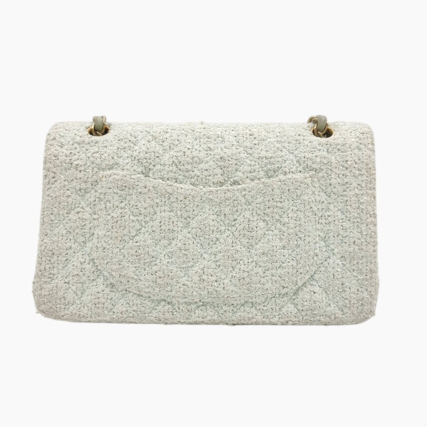 Hvid/mintgrøn Tweed classic flap bag medium taske fra brand: CHANEL - We Do Vintage