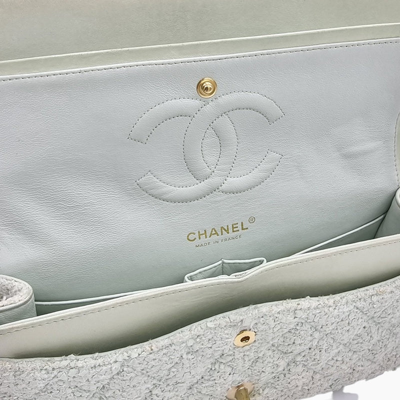 Hvid/mintgrøn Tweed classic flap bag medium taske fra brand: CHANEL - We Do Vintage