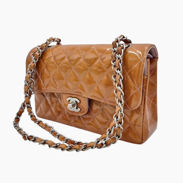 ORANGE PATENT CLASSIC FLAP SMALL taske fra brand: CHANEL - We Do Vintage