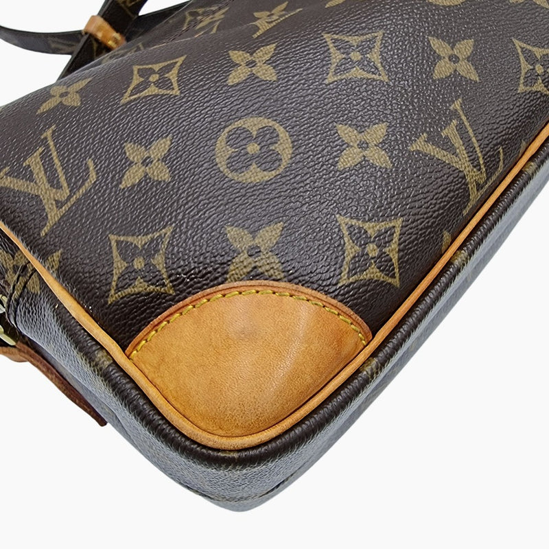 MONOGRAM CANVAS NILE MM taske fra brand: LOUIS VUITTON - We Do Vintage