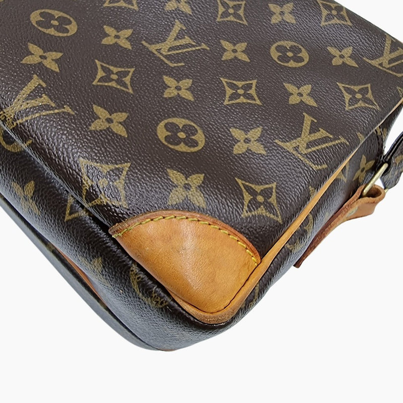 MONOGRAM CANVAS NILE MM taske fra brand: LOUIS VUITTON - We Do Vintage
