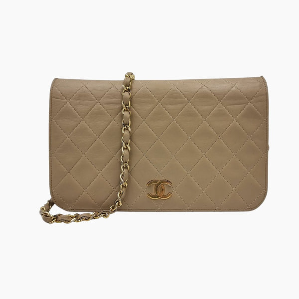 VINTAGE BEIGE FULL FLAP BAG taske fra brand: CHANEL - We Do Vintage