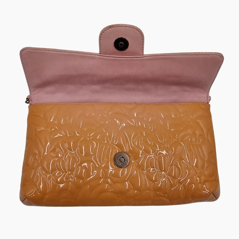ORANGE CAMELLIA PATENT FLAP BAG taske fra brand: CHANEL - We Do Vintage