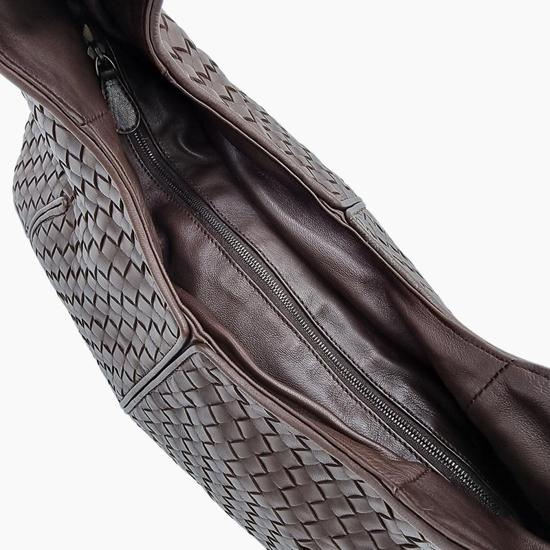 MEDIUM MØRKEBRUN INTRECCIATO HOBO taske fra brand: BOTTEGA VENETA - We Do Vintage