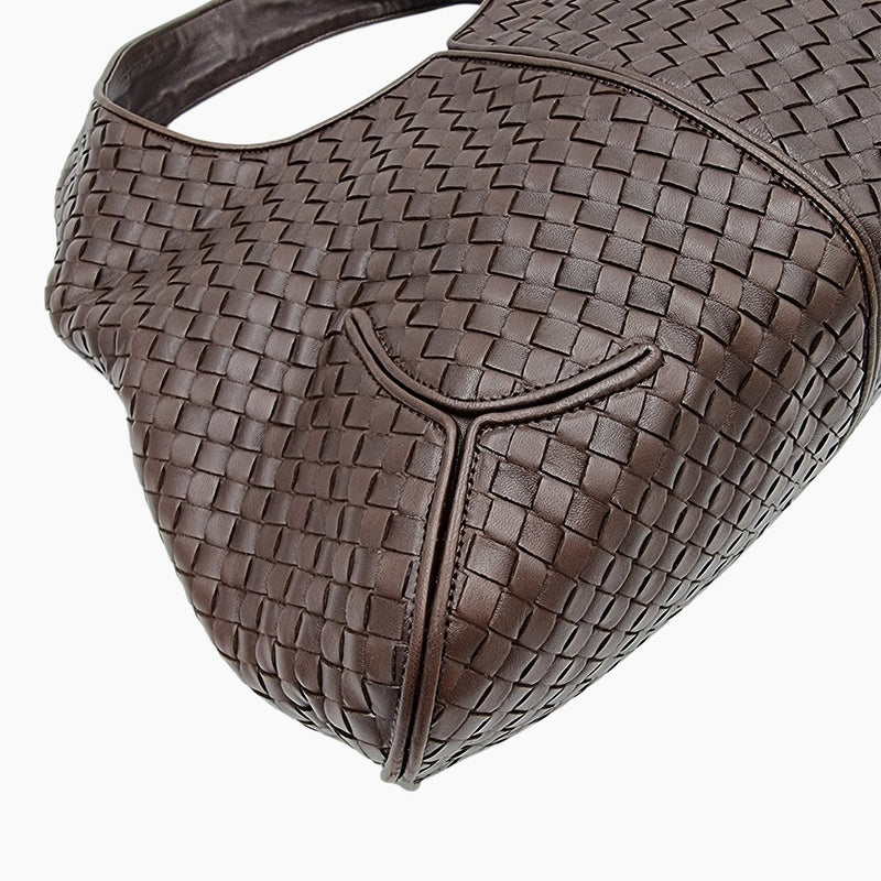 MEDIUM MØRKEBRUN INTRECCIATO HOBO taske fra brand: BOTTEGA VENETA - We Do Vintage