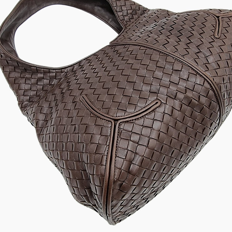 MEDIUM MØRKEBRUN INTRECCIATO HOBO taske fra brand: BOTTEGA VENETA - We Do Vintage