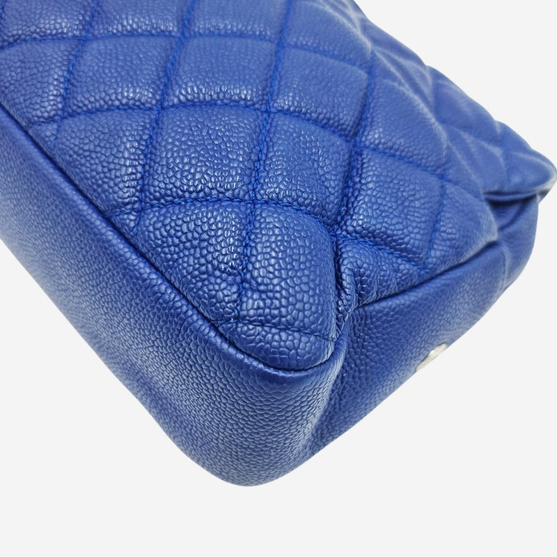 BLÅ JUMBO CAVIAR EASY FLAP BAG taske fra brand: CHANEL - We Do Vintage