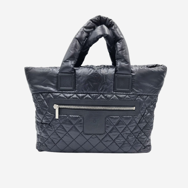 Sort nylon Coco cocoon tote taske fra brand: CHANEL - We Do Vintage