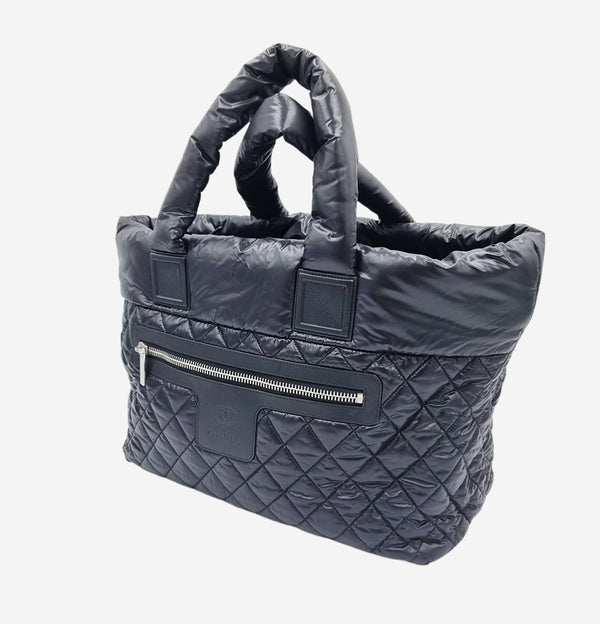 Sort nylon Coco cocoon tote taske fra brand: CHANEL - We Do Vintage