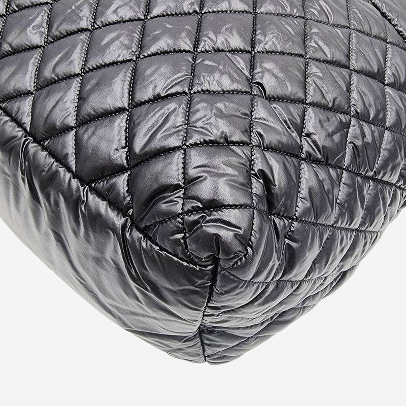 Sort nylon Coco cocoon tote taske fra brand: CHANEL - We Do Vintage
