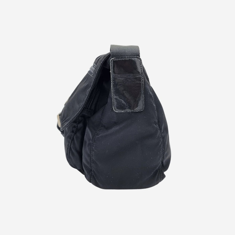 SORT NYLON CROSSBODY taske fra brand: PRADA - We Do Vintage
