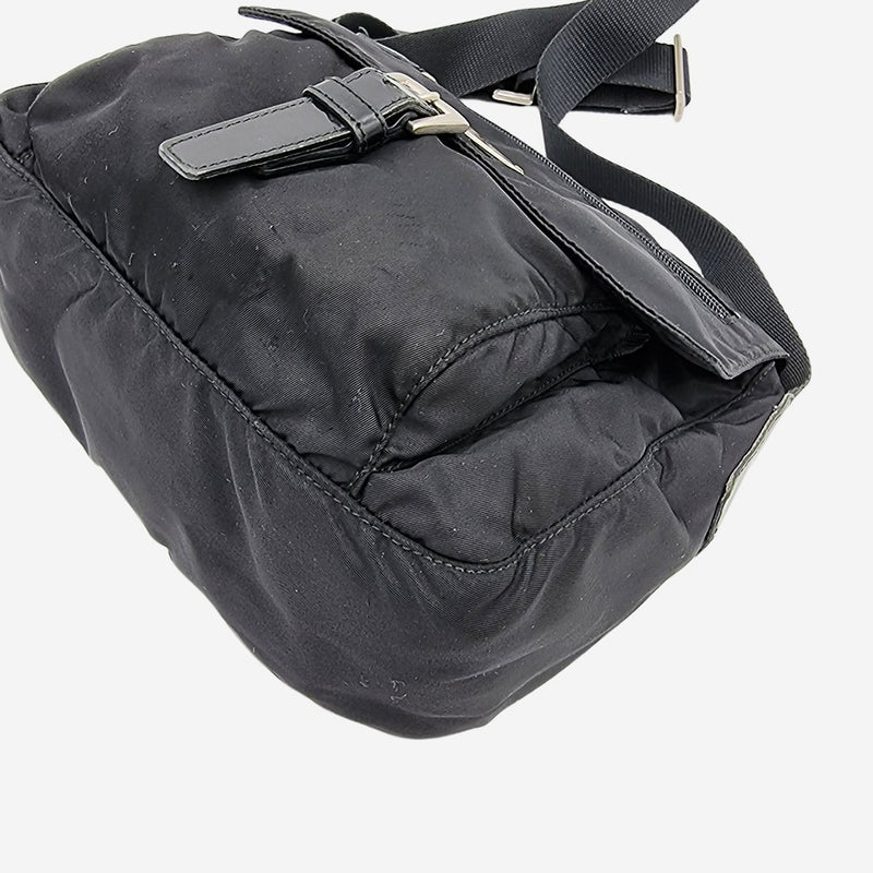 SORT NYLON CROSSBODY taske fra brand: PRADA - We Do Vintage