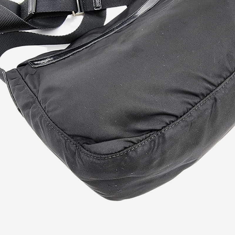 SORT NYLON CROSSBODY taske fra brand: PRADA - We Do Vintage