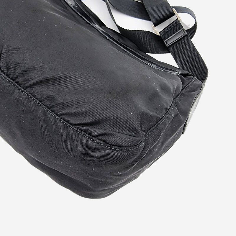 SORT NYLON CROSSBODY taske fra brand: PRADA - We Do Vintage
