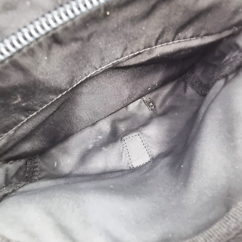 SORT NYLON CROSSBODY taske fra brand: PRADA - We Do Vintage