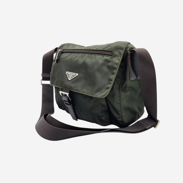 ARMY GRØN NYLON CROSSBODY taske fra brand: PRADA - We Do Vintage